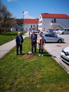 MS Šentjur: zasadiev so si ogledali predsednik MS Zdenko Horvat, direktor Šolskega centra Šentjur mag. Branko Šket in Staška Buser iz ŠC Šentjur.  